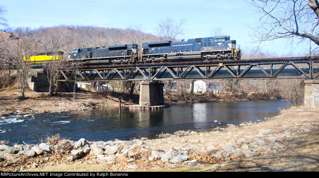 Eastbound SU 100 crossing the Ramapo River 